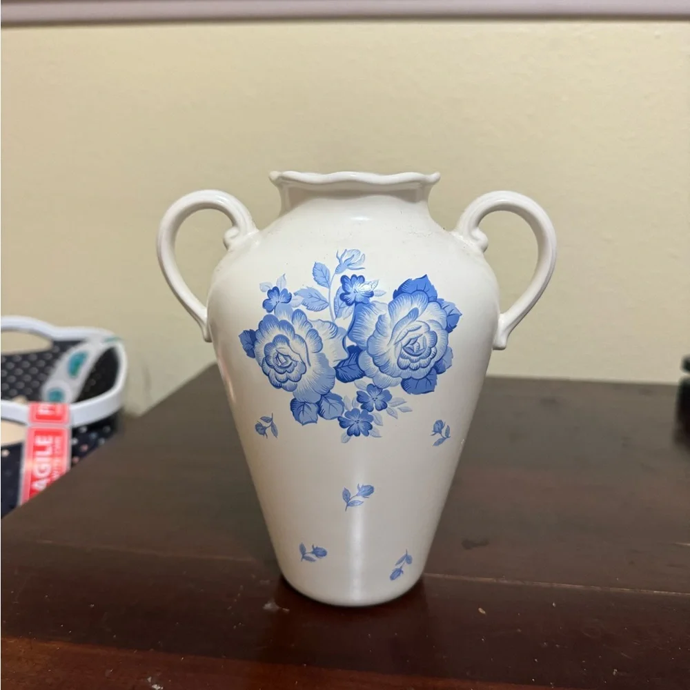 Crowning Touch Cream Color Two Handle Vase Somerset Garden Blue Flower Japan